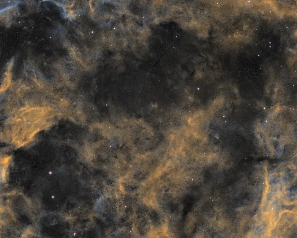 1:1 crop of the dark dust lanes inside the IC 443 shell, before and after targeted colour-noise reduction and darkening - After