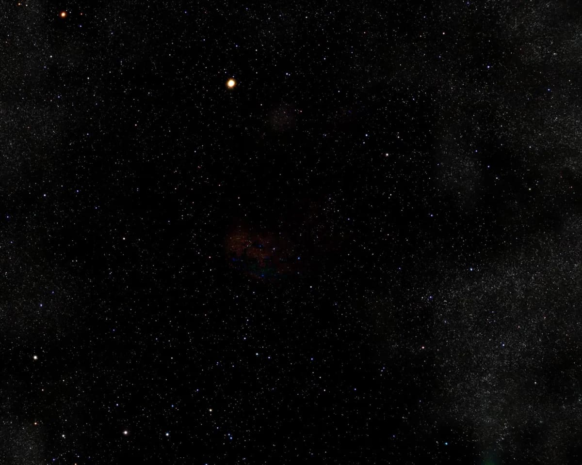 StarXTerminator star layer of the IC 443 frame boosted four times, with clean stars in the centre and worm-like streaks along the edges